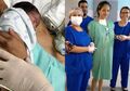 Tim Medis Tak Kuasa Menahan Tangis ketika Melihat Ibu yang Koma 'Dibangunkan' oleh Bayinya yang Baru Lahir