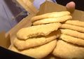 Bagikan Roti pada Teman Kelasnya, Tak Disangka di Dalam Roti Itu Ada Campuran Abu Kremasi Kakek Gadis Ini