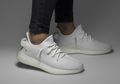 Kanye West Bagikan Yeezy Boost 350 V2 Kepada Anak-Anak di Uganda