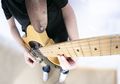 Salut, 50% Pemain Gitar Baru di Dunia Ternyata Adalah Para Cewek