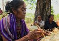 Asiknya Bikin Anyaman Tradisional Bareng Masyarakat Flores Timur