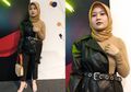 Stylo of The Day, Gaya Hijab Stylish dengan Jaket Kulit ala Sukma Kameswara