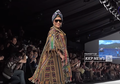 Bawa Misi Penting, Susi Pudjiastuti Tampil Kece di Catwalk Jakarta Fashion Week!