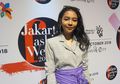 Stylo of The Day, Tampil Kasual dengan Sentuhan Tradisional ala Alisa Saat Hadiri Jakarta Fashion Week 2019