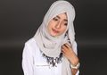 Tips Menggunakan Perhiasan Untuk Wanita Berhijab dari Stylist Langganan Prilly Latuconsina, Alva Susilo