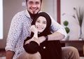 Sudah Jadi Istri Pejabat, Jihan Fahira Tak Segan Makan Nasi Kotak Di Garasi Mobil