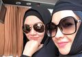 Pakai Busana Umroh Serba Hitam, Ingrid Kansil Tetap Cetar dengan Kacamata Mewah!
