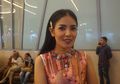 Stylo Of The Day, Tampilan Feminin Playful Nindy Ayunda Saat Kenakan Dress dengan Sentuhan Printing yang Unik