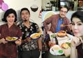 Hampir Jadi Mertua Nia Ramadhani, Ini Pesona Awet Muda Ibu Bams Samsons yang Jago Masak!