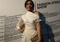 Stylo of The Day, Gaya White on White ala Whulandary Herman di Jakarta Fashion Week 2019
