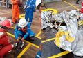 Lion Air JT 610 Jatuh, Ini Foto & Video Penemuan Puing dan Barang Penumpang oleh Basarnas di Perairan Karawang