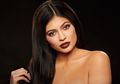 Ups, Kylie Jenner Ketahuan Mengedit Foto Met Gala Agar Terlihat Kecil