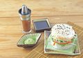 Unik! Burger dan Sushi Bisa Dimakan Berbarengan, Begini Caranya