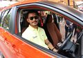Rio Dewanto Bagikan Tips Berkendara Aman dan Nyaman dengan Anak
