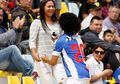 Romantis! Usai Cetak Gol, Pesepakbola Ini Berselebrasi dengan Melamar Pacar
