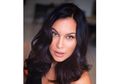 Padukan Atasan Hitam Seksi dan Celana Batik, Gaya Sophia Latjuba Banjir Pujian!