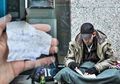 Seorang Wanita Terkejut Dapat Pesan di Secarik Kertas dari Tunawisma yang Ditolongnya, Isinya Mengharukan
