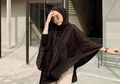 Inspirasi Gaya Monokrom dengan Pleated Pants ala Selebgram Intan Khasanah