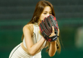 Bergaya Seksi Buka-bukaan Saat Lempar Bola Baseball, Artis Korea Ini Bikin Penangkap Keheranan