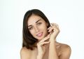 Cara Mengaplikasikan Cream Foundation Pakai Alat Makeup Berbeda