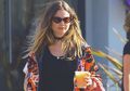 Gaya Kasual Behati Prinsloo dengan Celana Jeans, Body Goals Banget!