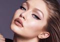 Cara Pakai Eyeliner Pensil dalam Waktu Kurang dari 3 Menit