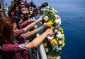 Berlinang Air Mata, Ini Deretan Foto Tabur Bunga untuk Korban Lion Air JT610