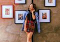 Gaya Feminin dengan Rekomendasi Rok Mini Motif Plaid ala Beby Tsabina
