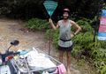 Warga Malaysia Dibuat Malu ketika Melihat Banyak Sampah di Air Terjun Malah Dibersihkan oleh Bule