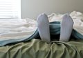 Tidur Menggunakan Kaus Kaki Basah Memiliki Manfaat, Benarkah?