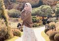 Tiru Gaya Fashion Hijab Feminin ala Bella Almira dengan Outfit Harga Terjangkau