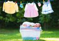 Tentu Tak Ingin Kulit Bayi Meradang, Ikuti Cara Mencuci Bajunya dengan Benar!