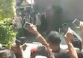 Berawal dari Pesan WhatsApp, Dua Orang Ini Dibakar oleh Massa, Ternyata Begini Isi Pesannya