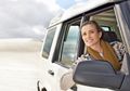 Benarkah Perempuan Tak Cocok Mengendarai SUV Besar? Berikut Faktanya!