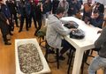 Cowok Rusia Ini Beli iPhone XS Pake Satu Bak Mandi Penuh Koin Recehan