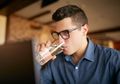 Kenapa Minum Air Sambil Berdiri itu Nggak Bagus Buat Tubuh, Nih 5 Bahayanya!