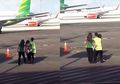 Viral Video Penumpang Wanita Ngotot Kejar Pesawat Sampai Terobos Landasan Pacu Bandara Ngurah Rai Bali, Begini Kronologi Lengkapnya