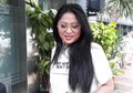 Didatangi Kedua Orangtua Saat Ulang Tahun, Dewi Perssik Terharu Hingga Bersimpuh di Kaki sang Ibunda