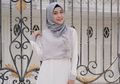 Contek Gaya Feminin ala Anisa Rahma dengan Rok Kekinian Terjangkau
