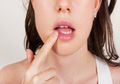 Ajaib, Scrub Alami dari Bahan Dapur Ini Ampuh Atasi Bibir Pecah-Pecah!