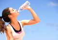 Perlu Tahu! 5 Bahaya Minum Sambil Berdiri dan Yang Terjadi Pada Tubuh Anda