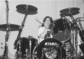 Nah loh! Dave Grohl Ditantang Buat Main Drum Lagi Sama Gadis 10 Tahun
