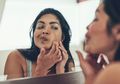 Ini Alasan Psikologis di Balik Kebiasaan Perempuan Memencet Jerawat!