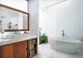 Uniknya Kamar Mandi Menyatu Taman, Bikin Relaksasi Makin Nyaman!