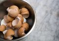Kesal dengan Noda atau Kerak di Panci? Coba Gosok dengan Kulit Telur, Luar Biasa Ini yang Terjadi!