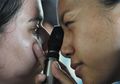 Seorang Wanita Kehilangan Matanya Gara-gara Mandi Masih Pakai Lensa Kontak, Lalu Terkena Parasit