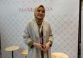 Stylo of The Day, Gaya Hijab Santun dengan Rok dan Outer ala Ria Miranda