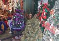Belanja Pernak Pernik Natal di Pasar Asemka, Mulai dari Pohon Sampai Hiasan, Semuanya Ada!