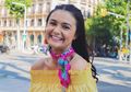 Tampil Playful dengan Sepatu Sandal Pompom ala Amanda Rawles Mulai dari Harga 60 Ribu Rupiah
