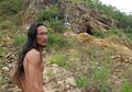 Rela Jual Rumah Demi Tinggal di Gua, Pria Ini Buat Toilet Hadap Laut